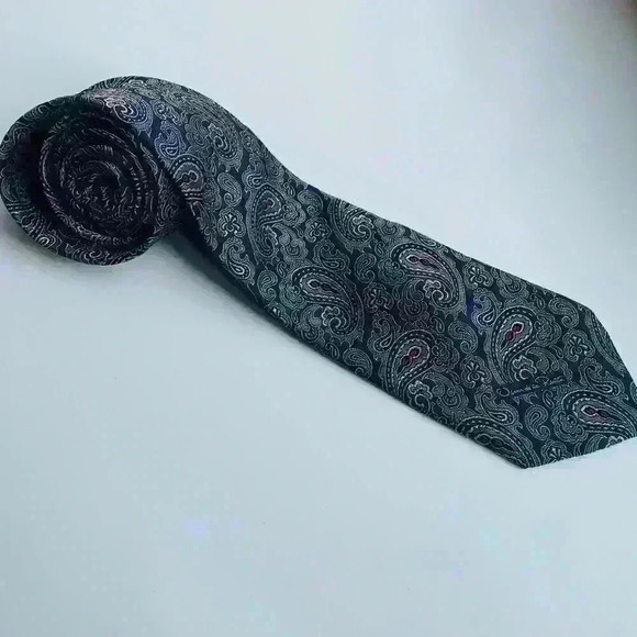 Oscar De La Renta Classic Pasley Tie. - Picture 2 of 4